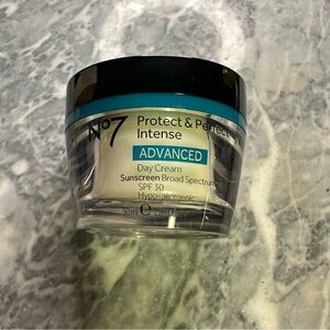 No 7‎ Protect and Perfect Day Cream Moisturizer